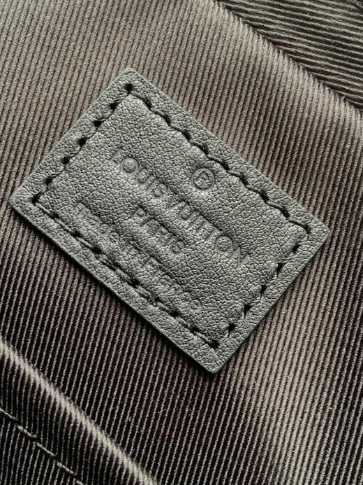 秋冬特惠💰1270 渠道级LV【全钢五金 MB163c01变码芯片】te级LV 全套包装 M69443 黑花三件套 男士挎包 商品图8