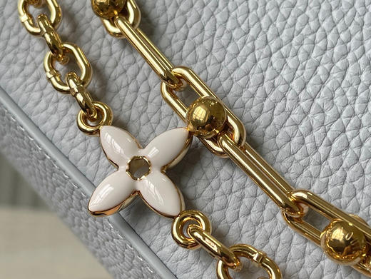 秋冬特惠💰1750 渠道级LV 新品 te级LV 动态芯片 M13707/48865浅灰蓝彩虹二合一链条款 本款Capucines East West手袋 商品图4