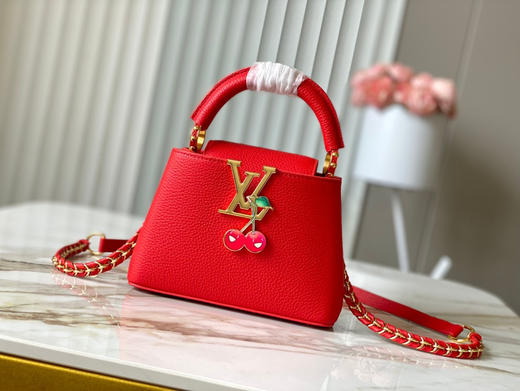 秋冬特惠💰1600 渠道级LV 新品 te级LV 动态芯片 M13250/M48865红樱桃拼金扣链条 本款Capucines手袋 商品图0