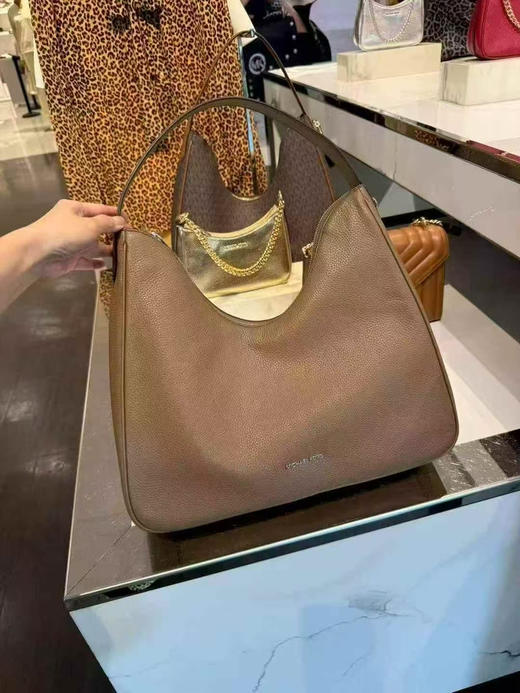 黑五折扣价1299￥🇺🇸直邮，MK新款NAYLA大号腋下包，大容量救星，荔枝纹牛皮超有质感，温柔慵懒随性又百搭 商品图4