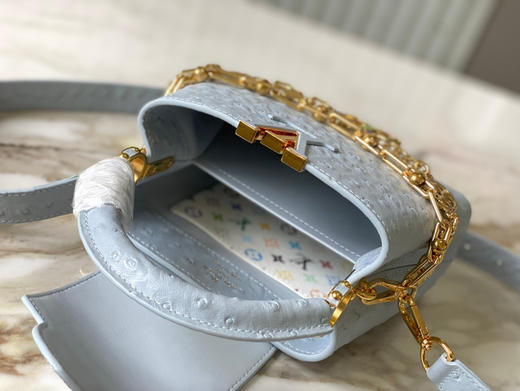 秋冬特惠💰1650 渠道级LV 新品 te级LV 动态芯片 M48865浅灰蓝鸵鸟二合一链条 本款 Capucines 手袋 商品图6