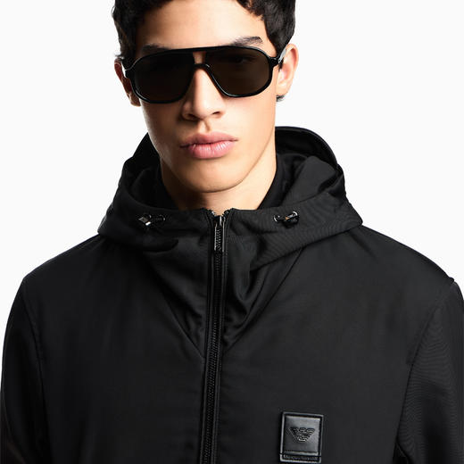 EMPORIO ARMANI 阿玛尼 男士徽标贴片带帽尼龙外套 黑色 EM003417 AF18264 UC001 商品图3