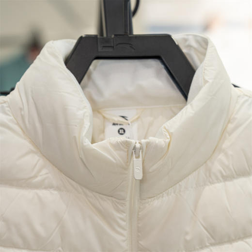 安踏羽绒马甲女2025冬季新款简约百搭时尚上衣保暖马甲162547903 商品图3