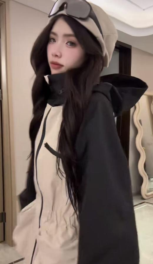 吊牌1699元，品牌特卖【内里加绒】3013米拼黑色加绒收腰中长冲锋衣外套-喜出 商品图2