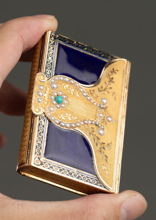 独角鹿西洋古董19世纪瑞士名坊Jean-Georges Rémond签名出品竖琴造型18K黄金精雕镶嵌珍珠绿松石及玑镂珐琅信封式音乐盒 商品图1