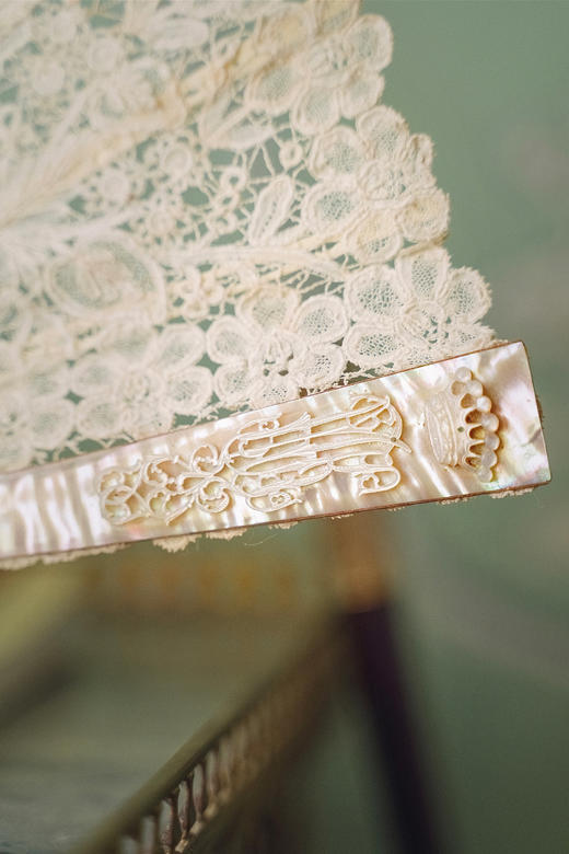 独角鹿西洋古董19世纪末20世纪初欧洲出品母贝扇骨装饰自然花卉主题蕾丝精织扇面折扇 商品图9