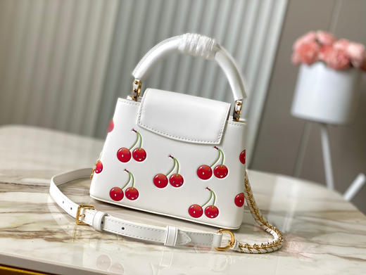 秋冬特惠💰1550 渠道级LV 新品 te级LV 动态芯片 M13251/M48865白拼樱桃链条 本款Capucines手袋 商品图2