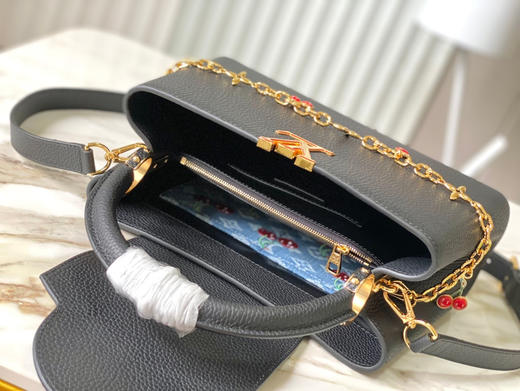 秋冬特惠💰1850 渠道级LV 新品 te级LV 动态芯片 M13714/M48865黑拼樱桃链条 本款Capucines手袋 商品图5
