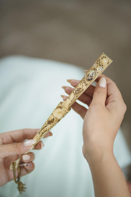 独角鹿西洋古董19世纪末20世纪初西班牙艺术家Ruano Llopis签名创作卷叶纹描金骨雕扇骨装饰田园恋歌及神话主题手绘扇面双面折扇 商品图2