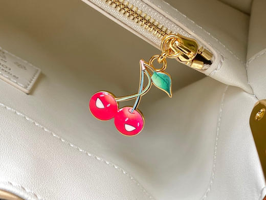 秋冬特惠💰1750 渠道级LV 新品 te级LV 动态芯片 LV X TM CAPUCINES 手袋 M14295/M48865白色樱桃竹篮 本款Capucines手袋 商品图6