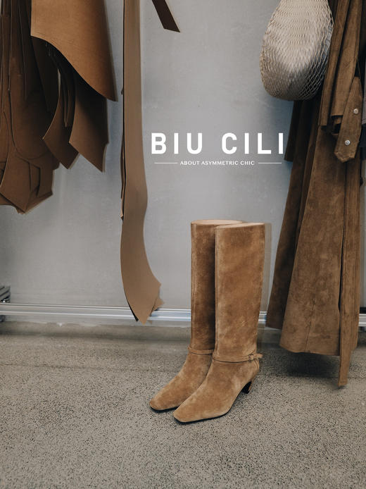 「大女主」原创设计非对称宽筒猫跟麂皮反绒长靴 商品图3