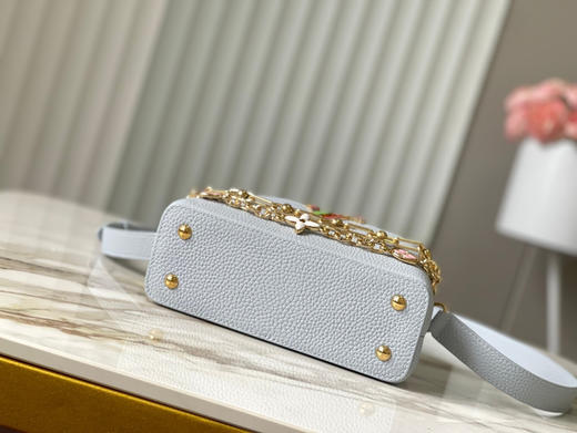 秋冬特惠💰1650 渠道级LV 新品 te级LV 动态芯片 M13707/48865浅灰蓝彩虹二合一链条款 本款Capucines East West手袋 商品图8