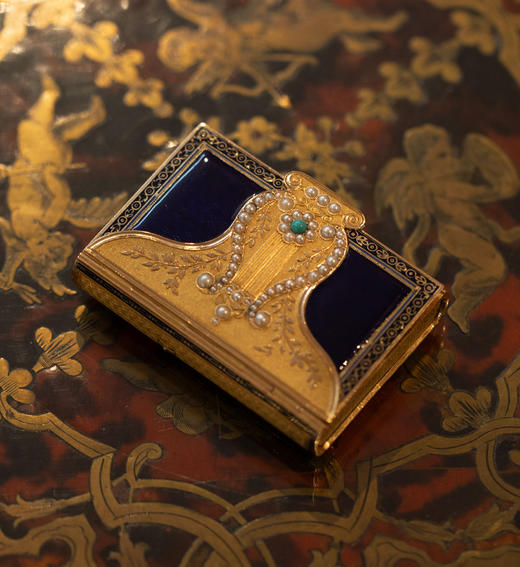 独角鹿西洋古董19世纪瑞士名坊Jean-Georges Rémond签名出品竖琴造型18K黄金精雕镶嵌珍珠绿松石及玑镂珐琅信封式音乐盒 商品图0