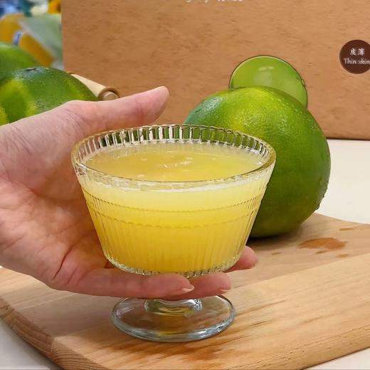 【斌哥优选】青媛柚。葡萄柚的升级版，汁水多到喝着吃。建议去皮去膜吃感受它的甜，带皮吃有点微苦，与众不同的味道。 商品图4