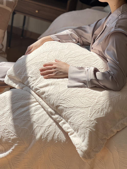 🇩🇪德国百年品牌——舒雅生活  🏆南北极科考队专用面料【雕花暖绒四件套/床笠】  ✅超柔立体雕花工艺，厚实绵密  ✅熊级牛奶仿生暖绒，更保暖，更透气，防螨抗菌 商品图6