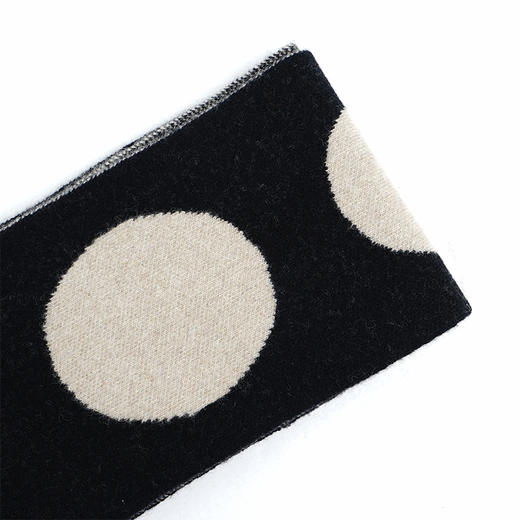 JO GORDON Small Spot Scarf 羊羔毛黑白圆点围巾 商品图4