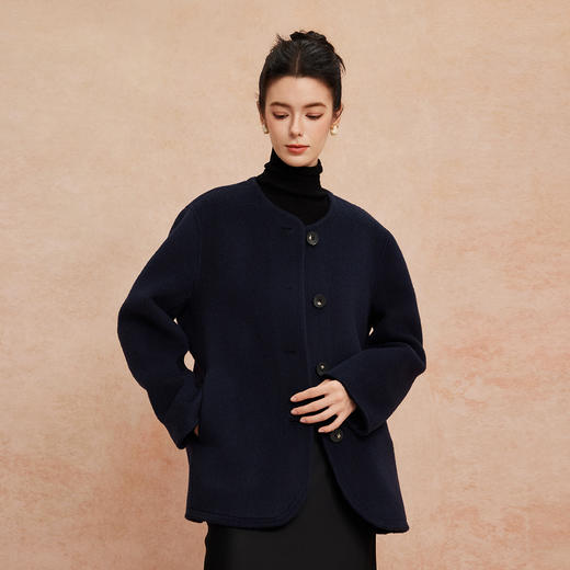 QH962斯尔丽2025新款圆领老钱风松弛感简约宽松保暖显高显瘦大衣 商品图4
