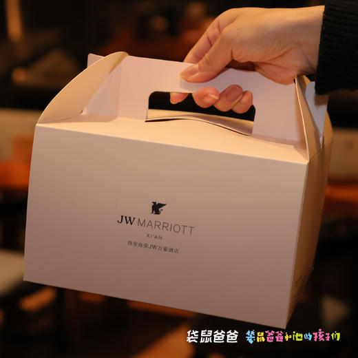 【袋鼠爸爸去哪儿 |西安海荣JW万豪酒店-- 1磅水果蛋糕】动物奶油时令水果蛋糕，五星级酒店出品，严选原材料和新鲜水果，蛋糕胚松软美味。生日、庆功宴、下午茶或聚餐等多场景都适合~ 商品图1