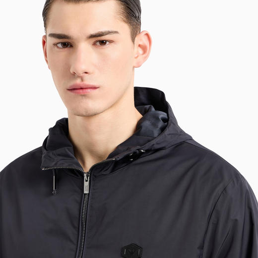 【三】EMPORIO ARMANI 阿玛尼 男士带兜帽和徽标贴片的防水尼龙外套 深蓝色 8N1BQ0 1NZQZ 0920 商品图3