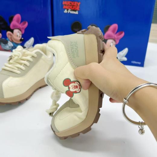 ✨【迪士尼童鞋冬季加绒保暖时尚运动鞋ZC241001-1】🔥鞋子采用环保透气的材质，款式休闲百搭，🧸使鞋子看起来时尚又安全，满足孩子对美观的追求，🎯也能轻松搭配各种服装。 商品图1