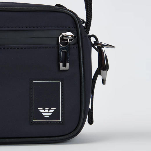EMPORIO ARMANI 阿玛尼 男士小鹰徽标贴片单肩包 深蓝色 EM001220 AF19588 UB118 商品图4