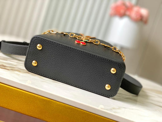 秋冬特惠💰1650 渠道级LV 新品 te级LV 动态芯片M13714/M48865黑拼樱桃链条 本款Capucines手袋 商品图8