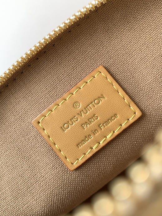 秋冬特惠💰1250 渠道级LV【全钢五金 MB163c01变码芯片】te级LV 全套包装 M46895白花迷你贝壳包系列 New launch Nano Alma 手袋 商品图8