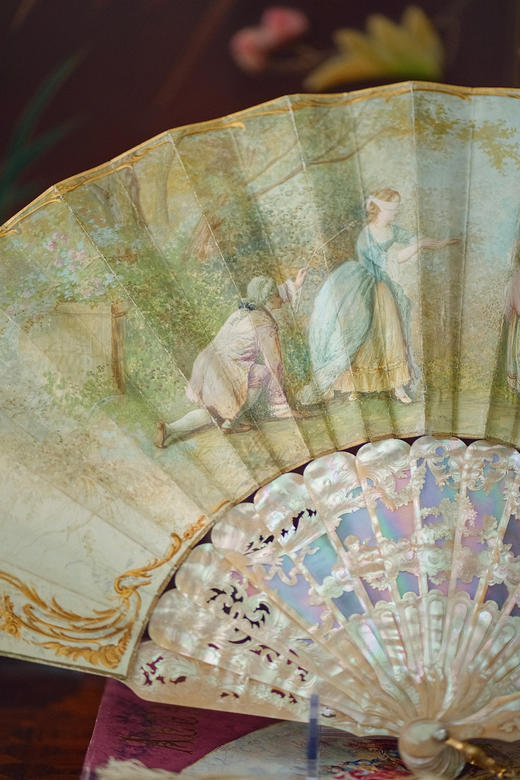 独角鹿西洋古董19世纪末欧洲艺术家M.Rodique签名创作卷叶纹母贝精雕扇骨装饰田园恋歌主题手绘扇面双面折扇 商品图1