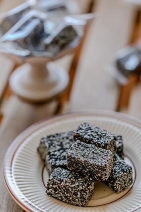 ✨【无糖芝麻酥】 经现代工艺重塑，化身为一片酥香美味。