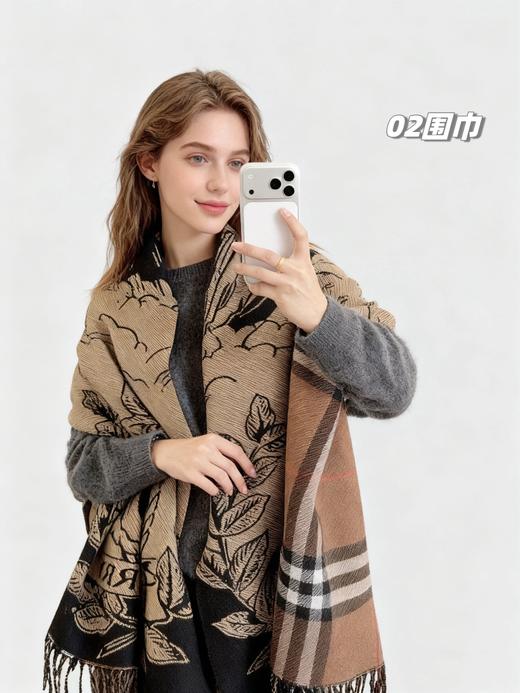 D112576情侣款可双面佩戴棕格纹提花战马羊绒围巾 商品图13