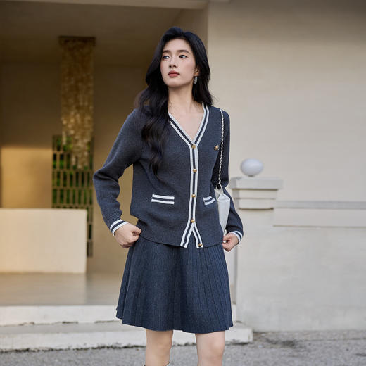 奢姿大码女装2025冬季胖妹妹时尚撞白V领针织开衫搭百褶裙两件套9654991037AB 商品图2