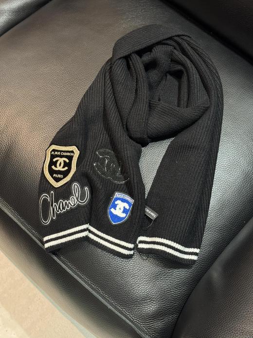 D112530英伦学院风冬季氛围感针织羊绒面料徽章围巾 商品图11