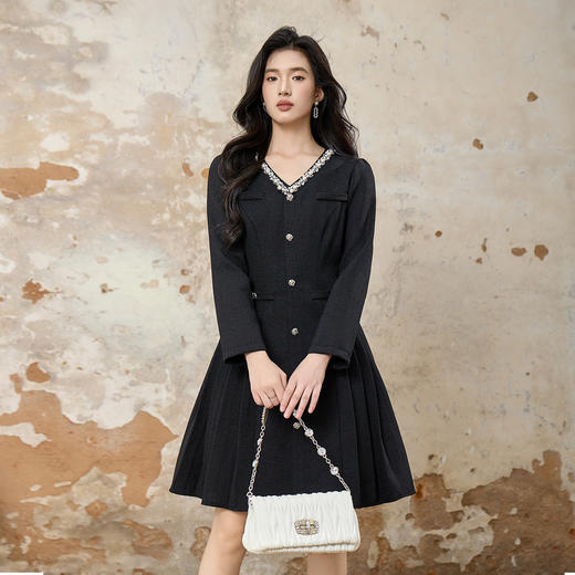 奢姿大码女装2025冬季时尚珍珠装饰V领连衣裙胖妹妹气质减龄长裙 商品图0