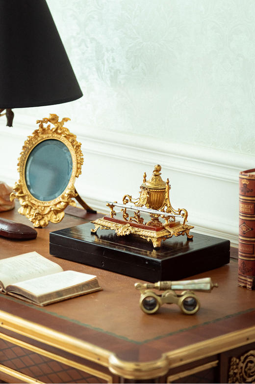 独角鹿西洋古董19世纪末法国出品花环奖杯主题铜鎏金精雕嵌玛瑙底座墨水台 商品图1