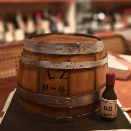 【甜久荟 爱酒人士~翻糖酒桶巧克力蛋糕】没有人不爱巧克力系列 巧克力蛋糕胚 巧克力奶油 配上咖啡或红酒或茶都相得益彰 纯动物鲜奶蛋糕 天然可可  不齁不腻惊艳 蛋糕上可定制名字缩写与生日数字 商品图10