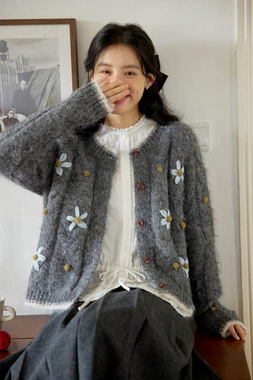 D112551重工钩花圆领软糯毛衣女慵懒风宽松开衫针织衫 商品图3