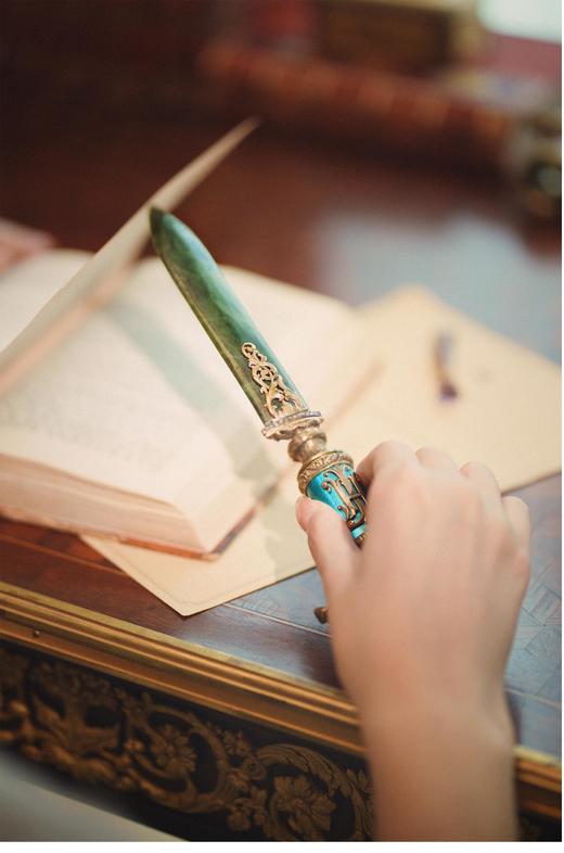 【已售】独角鹿西洋古董19世纪俄罗斯出品狮首造型纯银镀金镶嵌钻石蓝色玑镂珐琅碧玉翻书杖 商品图2