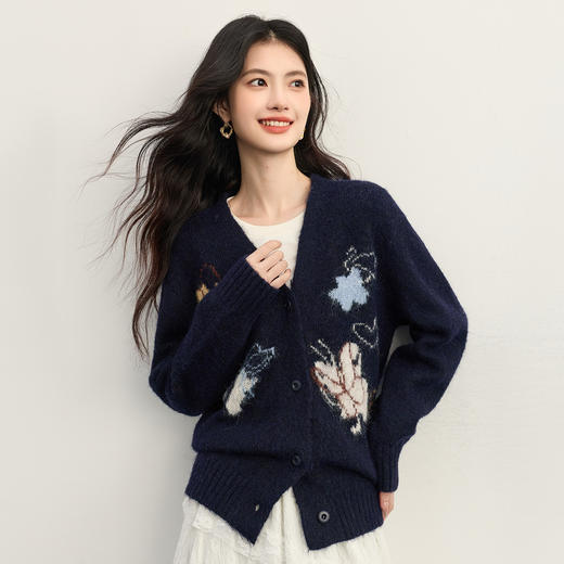 【周末秒杀】熙世界蝴蝶提花V领毛衣外套女秋冬设计感慵懒风软糯羊毛针织开衫 商品图4