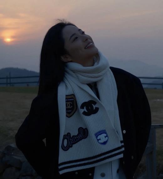 D112530英伦学院风冬季氛围感针织羊绒面料徽章围巾 商品图4