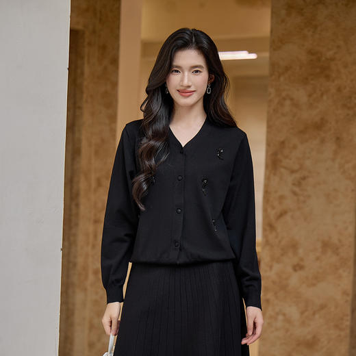 奢姿大码女装2025秋季时尚立体装饰V领上衣胖妹妹气质减龄上衣9653653721A 商品图1