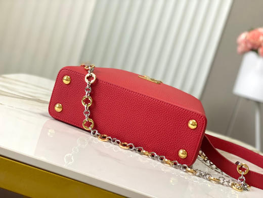 秋冬特惠💰1750 渠道级LV 新品 te级LV 动态芯片 M12936/M48865红色圆花环扣款 本款Capucines 手袋 商品图8