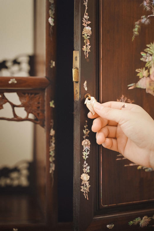 【已售】独角鹿西洋古董19世纪末亚洲出品传统花鸟人物主题螺钿镶嵌多宝阁 商品图2