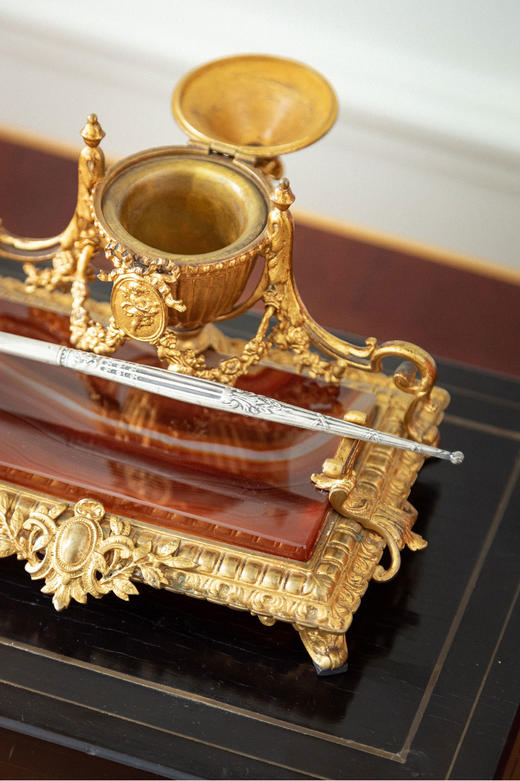 独角鹿西洋古董19世纪末法国出品花环奖杯主题铜鎏金精雕嵌玛瑙底座墨水台 商品图6