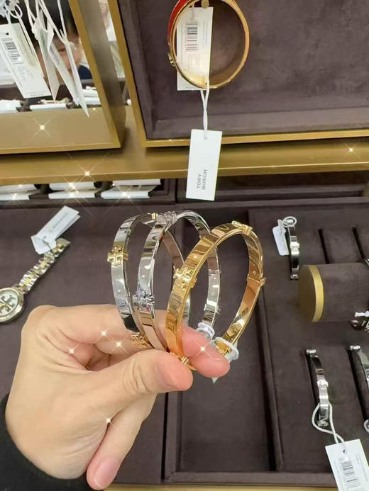 黑五巨折💰750🇺🇸拼邮✈️ 😍Tory Burch TB手镯💫三个颜色 卡地亚同款哦‼️ 🔥 优雅美丽  开口设计 不挑手腕  超级显白  点缀你的美🥰 商品图1