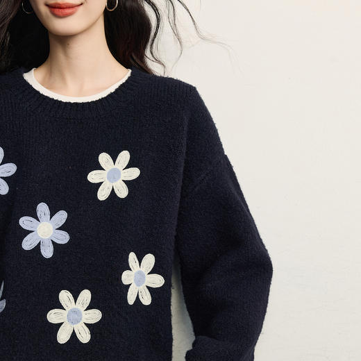 【11/26新品】熙世界高级感花朵刺绣毛衣女2025冬季新款宽松圆领百花绒厚针织衫 商品图4