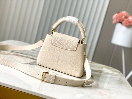 秋冬特惠💰1650 渠道级LV 新品 te级LV 动态芯片 M12938/M48865奶白圆花环扣款 本款Capucines 手袋 商品图2