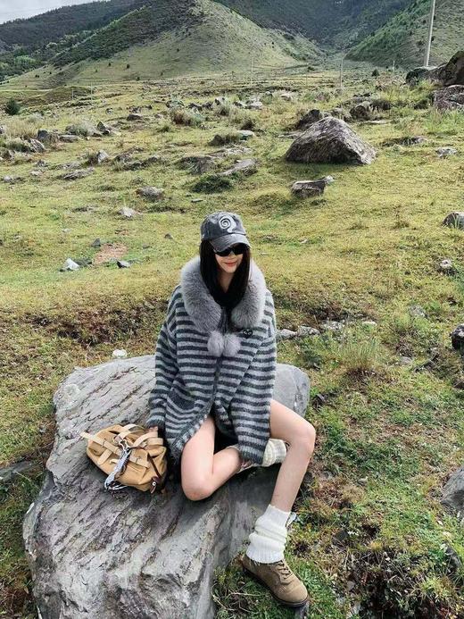 D112561条纹设计毛绒帽檐宽松休闲连帽针织外套 商品图1