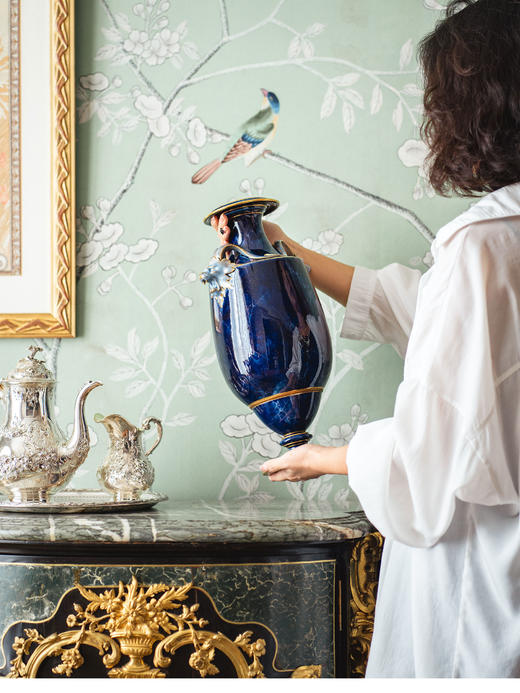 【已售】独角鹿西洋古董1875年代法国出品「双龙」造型装饰闪电蓝釉描金赏瓶 商品图1