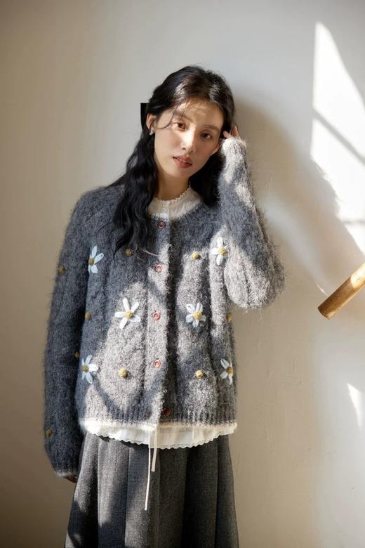 D112551重工钩花圆领软糯毛衣女慵懒风宽松开衫针织衫 商品图7