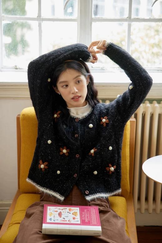 D112551重工钩花圆领软糯毛衣女慵懒风宽松开衫针织衫 商品图10